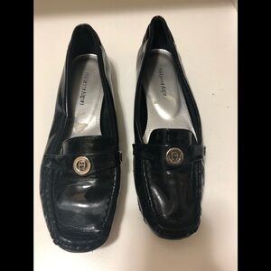Aelienne Aigner patent shoes with sliver logo